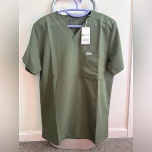 Leon Three-Pocket Scrub Top figs